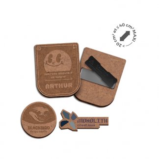 Badge sur-mesure publicitaire en bois MDF avec aimant - AIMANT XL